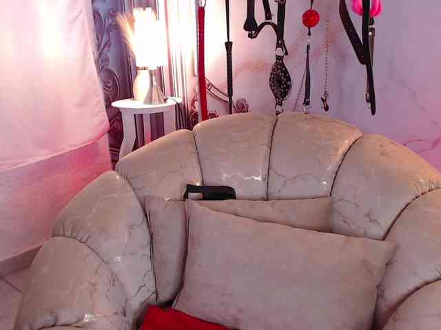 Naty-slavedoll webcam