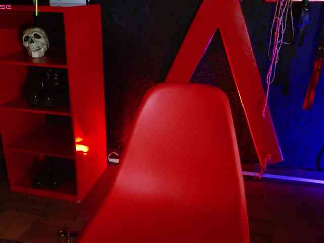 Naty-slavedoll webcam