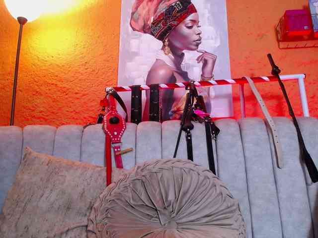 Naty-slavedoll webcam