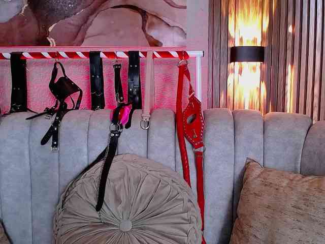 Naty-slavedoll webcam