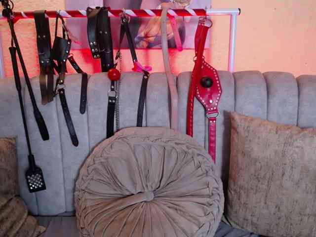 Naty-slavedoll webcam