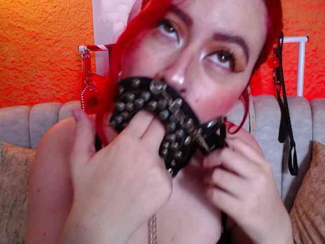 Naty-slavedoll webcam
