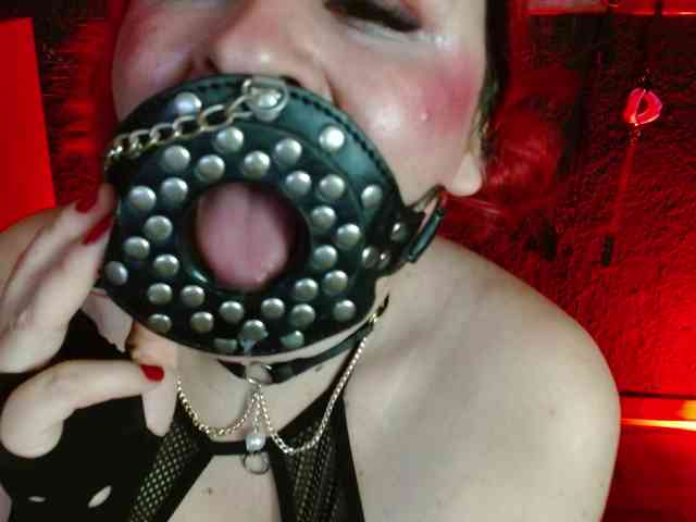 Naty-slavedoll webcam
