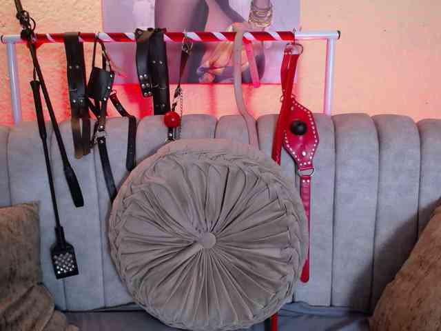 Naty-slavedoll webcam