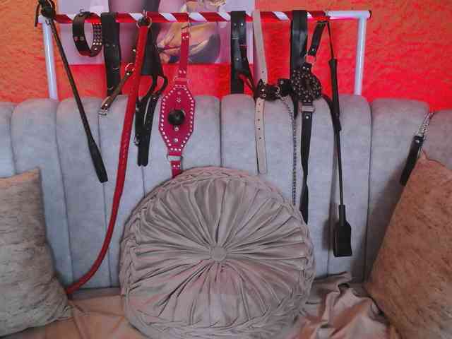 Naty-slavedoll webcam