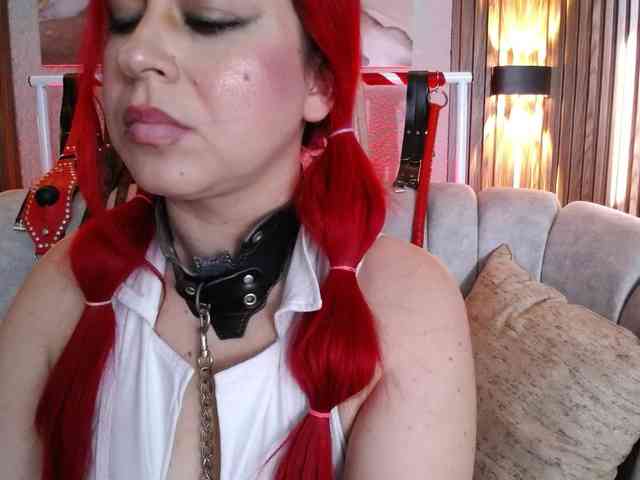 Naty-slavedoll webcam