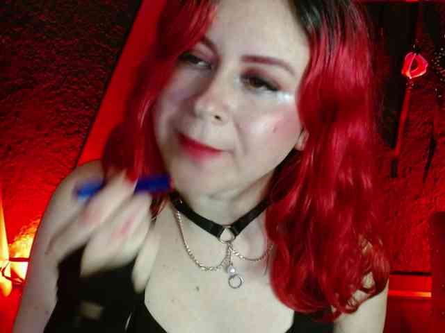 Naty-slavedoll webcam