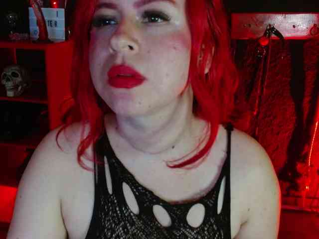Naty-slavedoll webcam