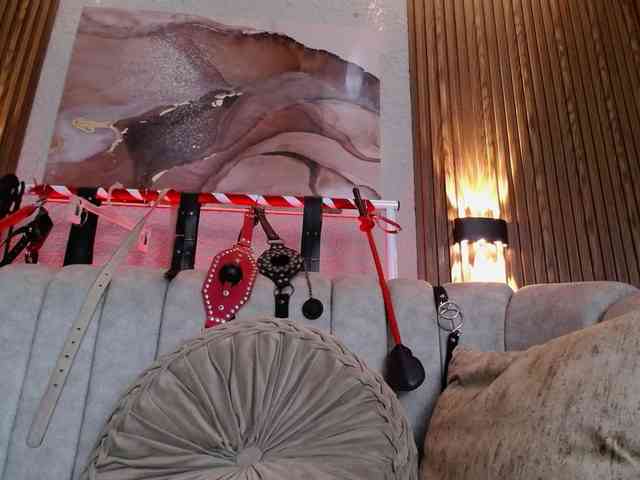 Naty-slavedoll webcam