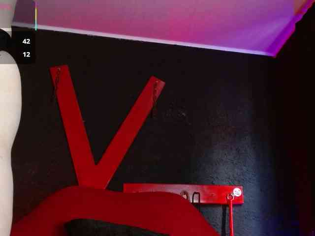 Naty-slavedoll webcam