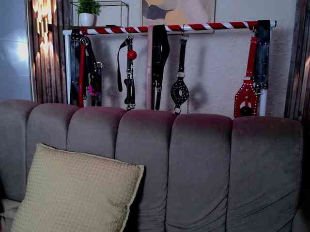 Naty-slavedoll webcam