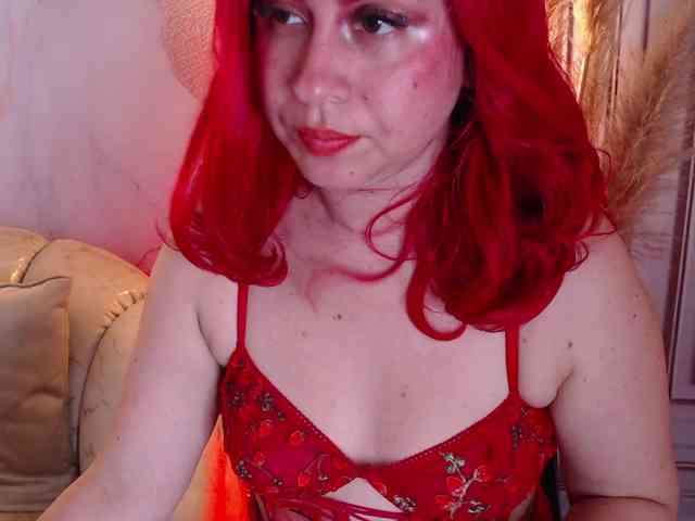 Naty-slavedoll webcam