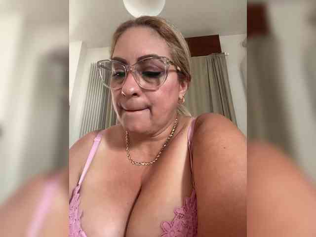 zhamira-daal Live Webcam on BongaCams