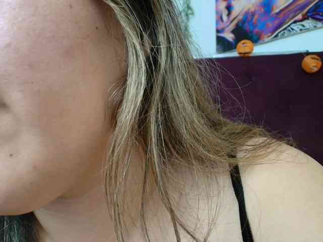 LinaBrowm webcam