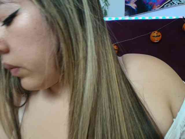 LinaBrowm webcam