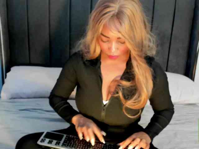 kylieboobs24 Live Webcam on BongaCams