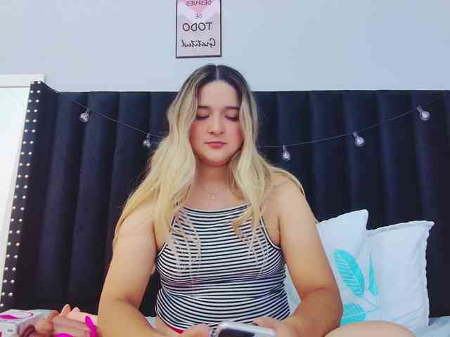 MEGANARIANAA webcam