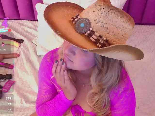 MEGANARIANAA webcam