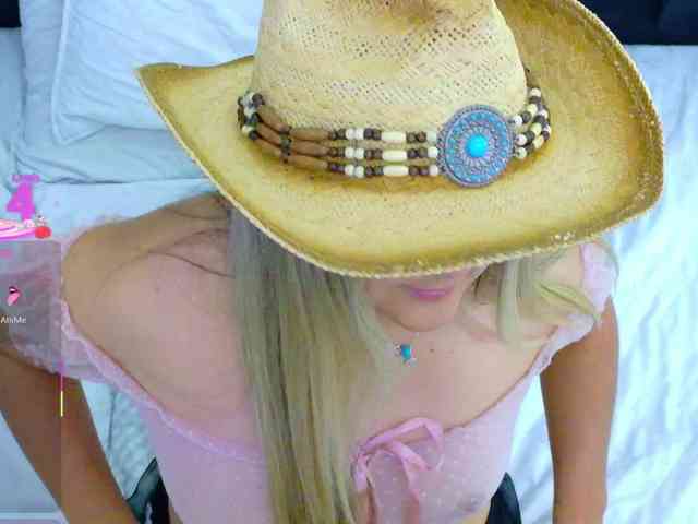 MEGANARIANAA webcam