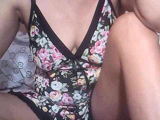 Yummyasian22 webcam