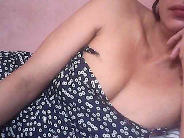 Yummyasian22 webcam