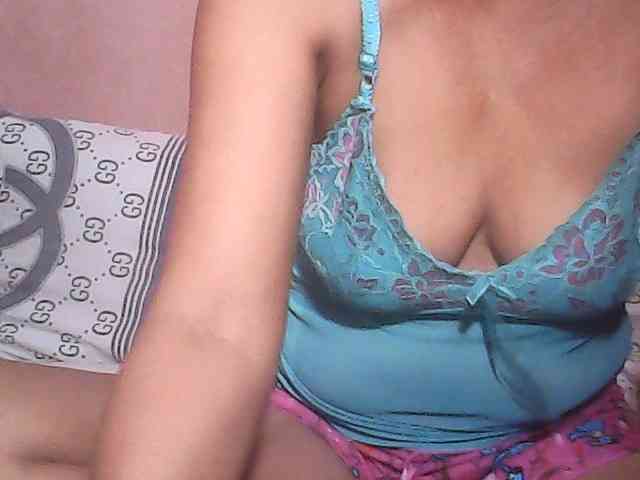 Yummyasian22 webcam