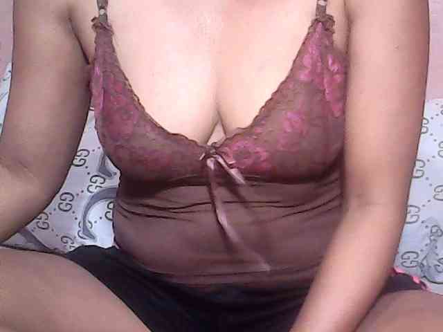 Yummyasian22 webcam