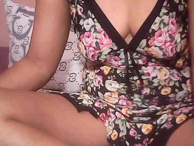 Yummyasian22 webcam
