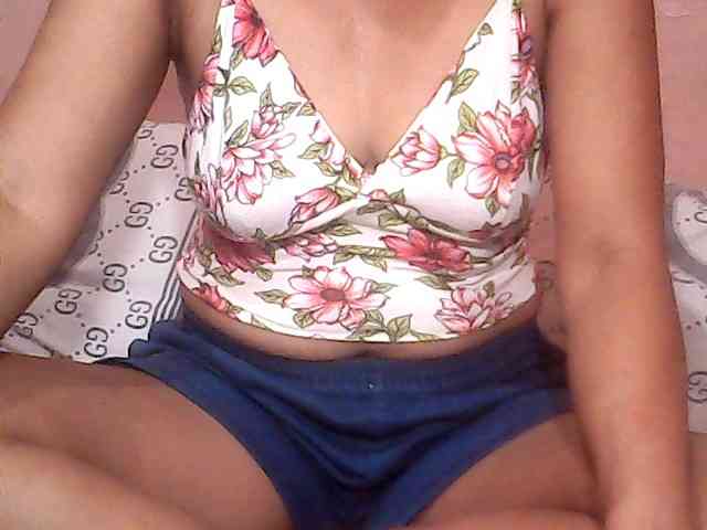 Yummyasian22 webcam