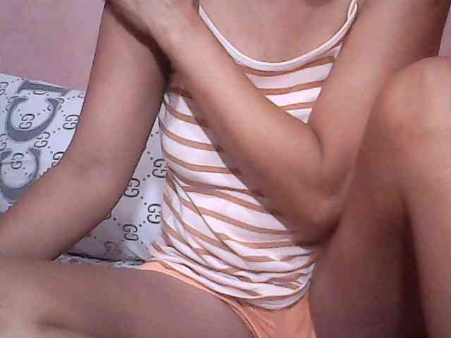Yummyasian22 webcam
