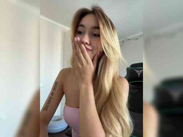 voyeur house -Lana-Chester-