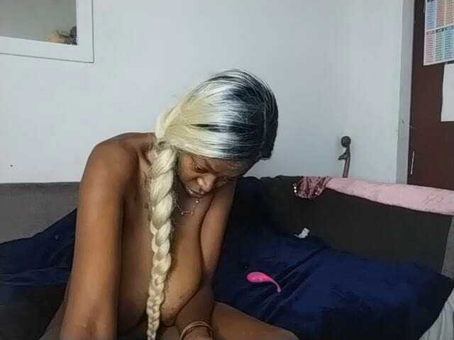 CleavageKING's BongaCams show and profile