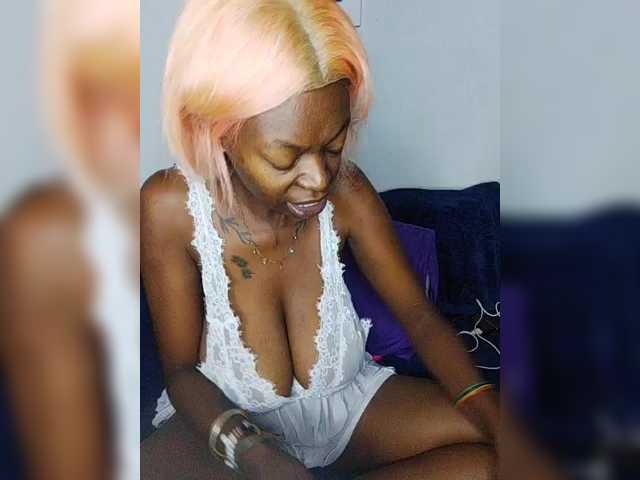 CleavageKING's BongaCams show and profile