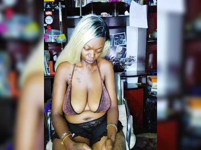 CleavageKING's BongaCams show and profile