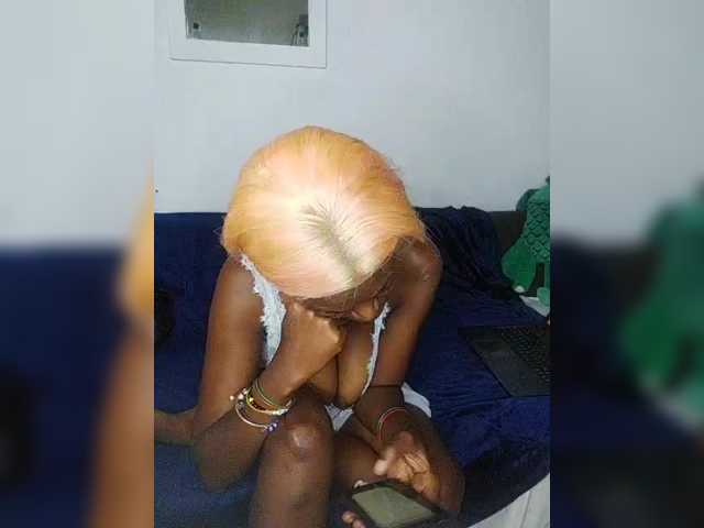 CleavageKING's BongaCams show and profile