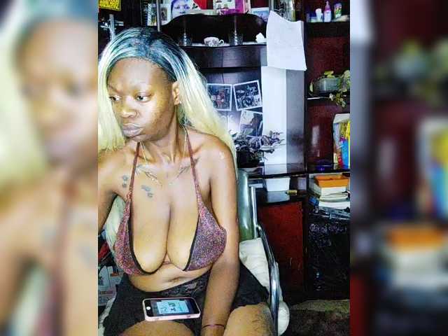 CleavageKING's BongaCams show and profile