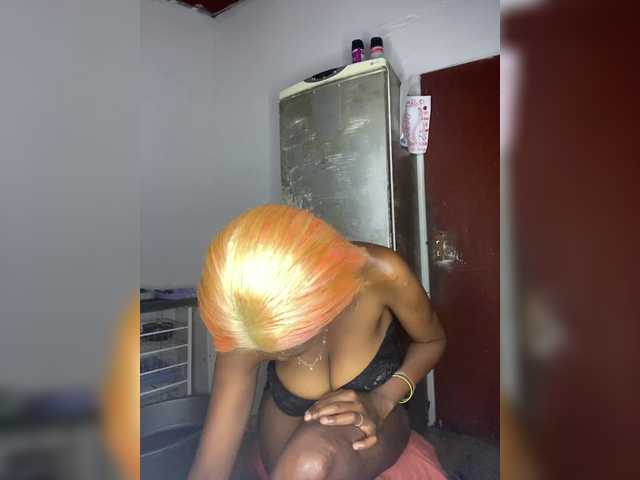 CleavageKING's BongaCams show and profile