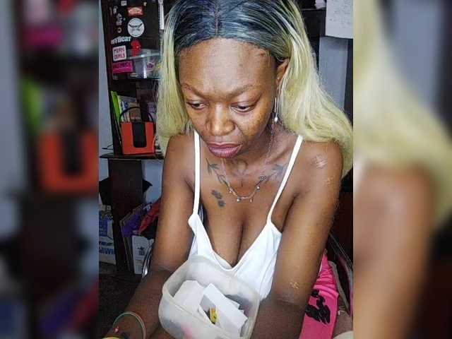 CleavageKING's BongaCams show and profile