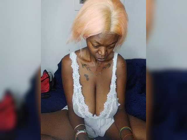 CleavageKING's BongaCams show and profile