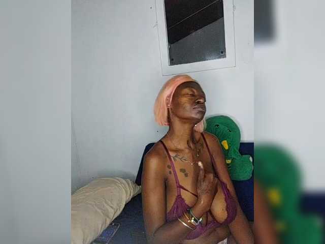 CleavageKING's BongaCams show and profile