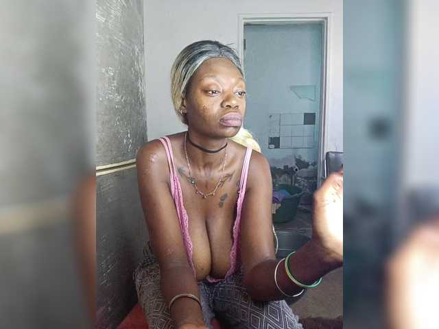 CleavageKING's BongaCams show and profile