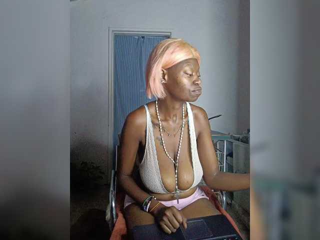 CleavageKING's BongaCams show and profile