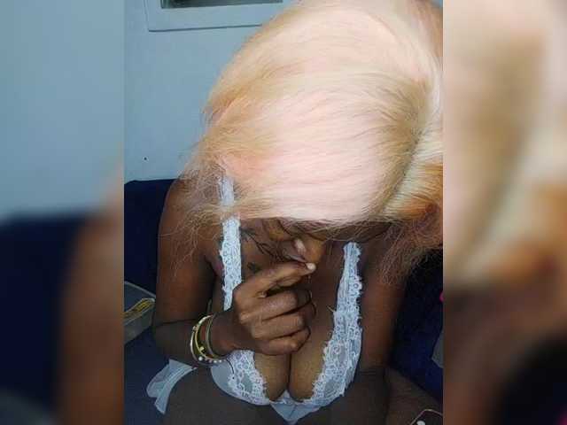 CleavageKING's BongaCams show and profile