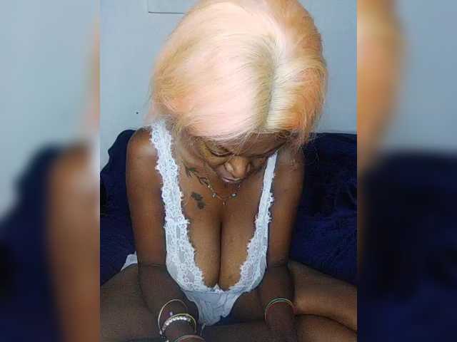 CleavageKING's BongaCams show and profile