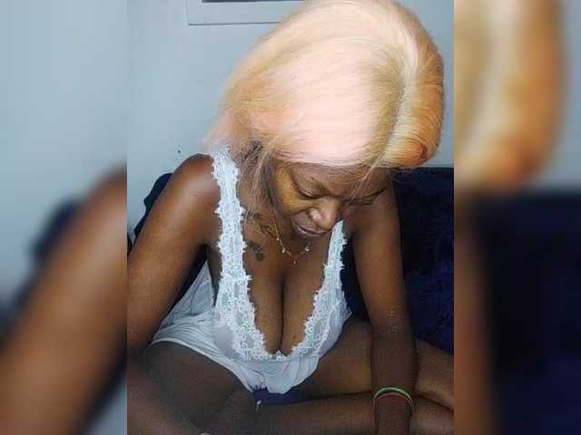 CleavageKING's BongaCams show and profile