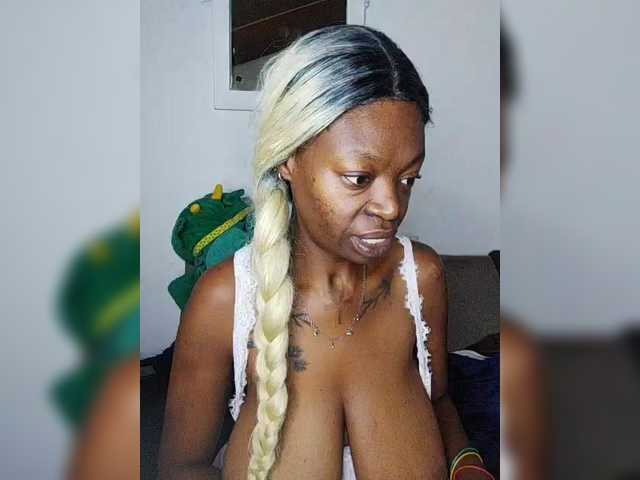 CleavageKING's BongaCams show and profile