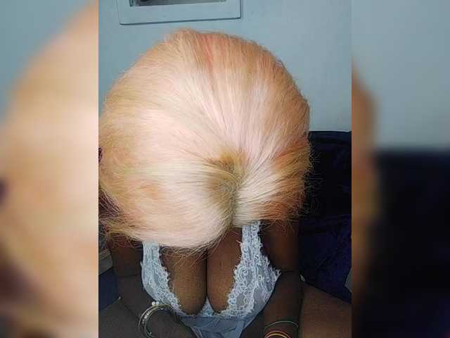 CleavageKING's BongaCams show and profile