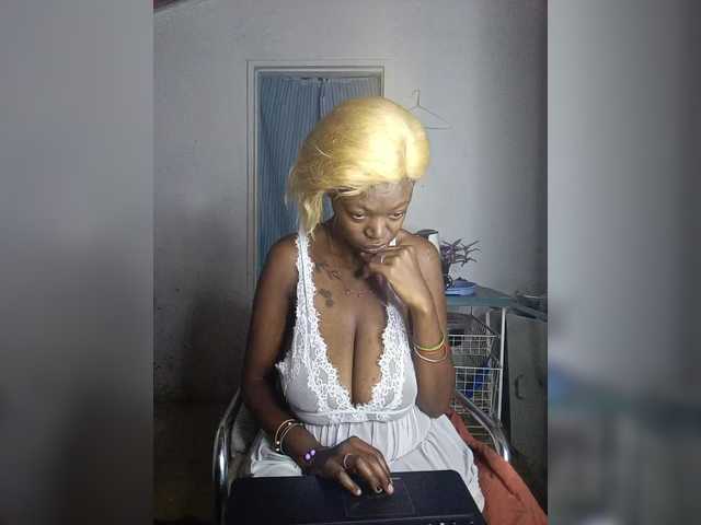 CleavageKING's BongaCams show and profile