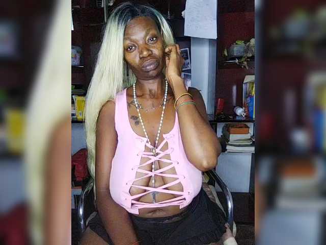 CleavageKING's BongaCams show and profile