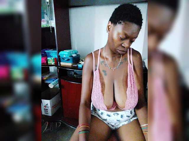 CleavageKING's BongaCams show and profile